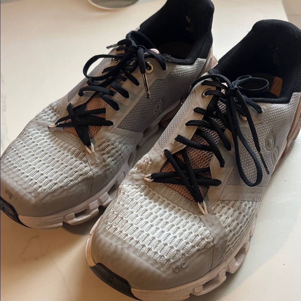 On cloud Running Gray and Black Athletic Shoes - Picture 1 of 5